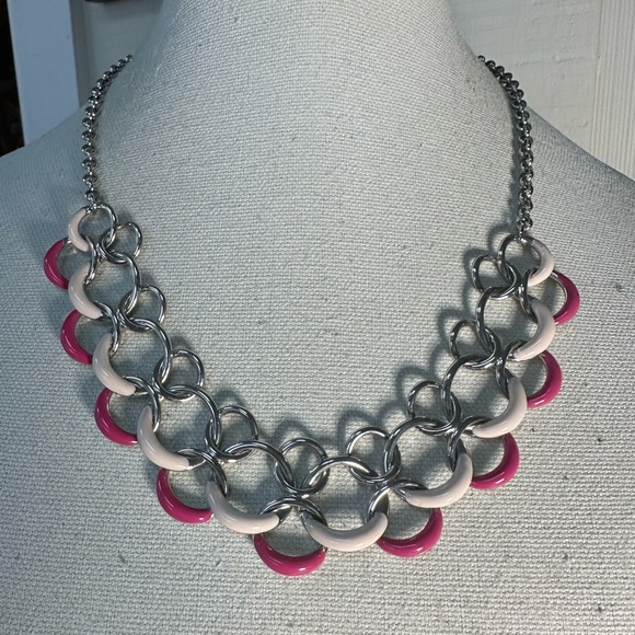 Silver and pink minimalist chain mail design necklace - Picture 1 of 6